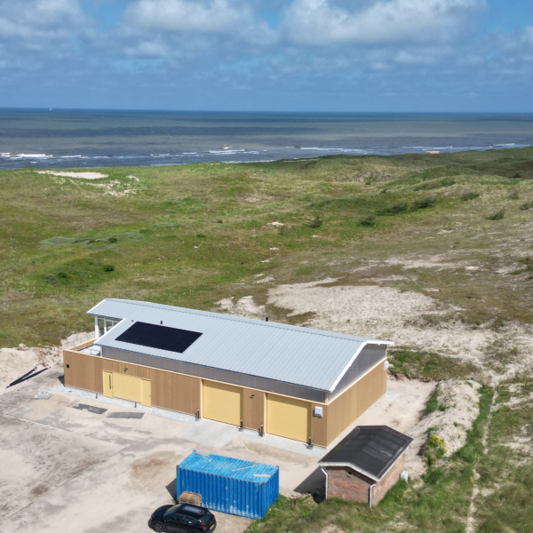 Pand in de duinen aan zee 